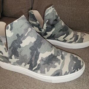 STEVE MADDEN Camouflage Women's Sneakers Zipper Backs Size 10